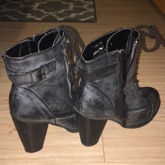 Woman’s Black Heeled Boots - Size 5 - Picture 4 of 4